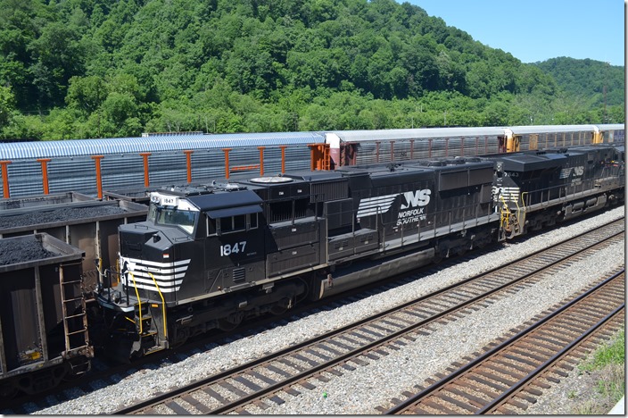 NS 1847 is a “SD70ACC” rebuilt by Progress Rail from SD70 2540. NS 2540 was built in 1994 and rebuilt 12-2019. Williamson WV.