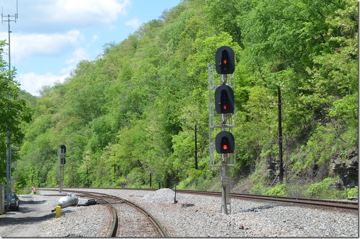 NS approach signal at “Arrow” (Delorme WV). Delorme Branch to Freeburn and Phelps KY diverging on left. 05-07-2020.