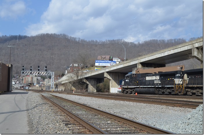 The new signals at the west end cover all outlets in one location. NS 8974. Williamson WV.