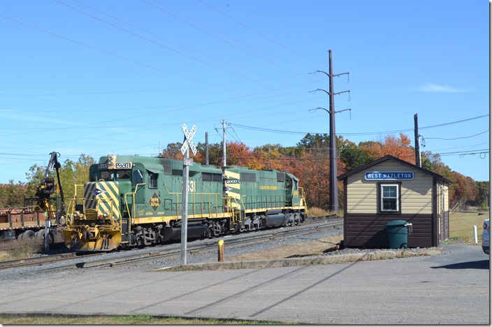The West Hazleton yard job has gone off duty. From PA 924 turn left on Maplewood Dr. Cross the track and turn left on White Birch Rd. There is very little traffic, so you can park anywhere. RBMN 2531-2000. W Hazleton PA.