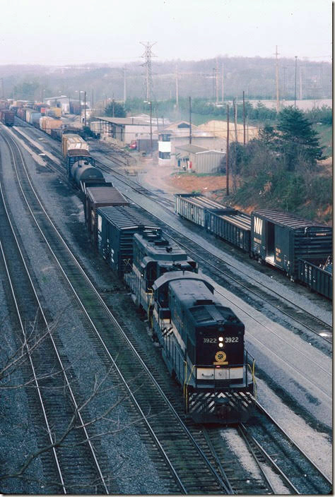U23B 3922-2619. That metal yard office with the tower has been replaced since 1987. See the following photos. Southern Ry. Montview Yard.
