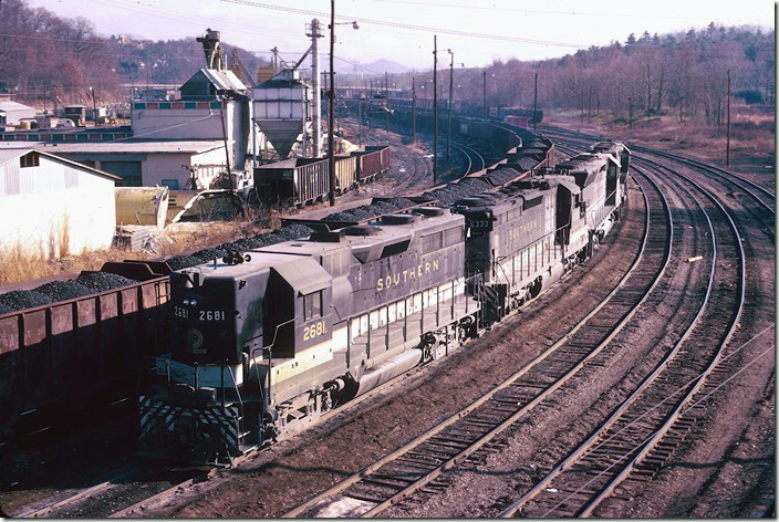 GP35 2681-SD24 6333-SD45-SD35 3008 head west through the yard beside the L&N coal that had just arrived. Note the ALCo trucks. Many of these GP35s were later sold by NS to the “new” Wheeling & Lake Erie.