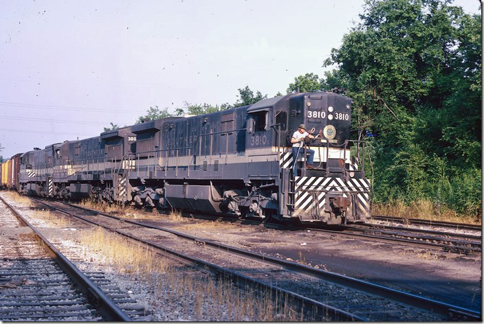 Southern 3810 and 3809 were U33Cs built in 1970. 3801 was a U30C built in 1967. The bell was on the long end supposedly making it the front. Shown arriving at John Sevier Yard on the east side of Knoxville on 06-17-1973. I can’t determine if these GEs had dual controls.