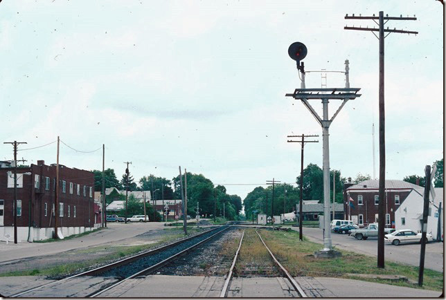 Conrail (ex-NYC) looking north. The interchange track is gone now, but the interlocking signal was still there a few years ago. Indiana Southern now operates the former CR line. 05-19-1993.