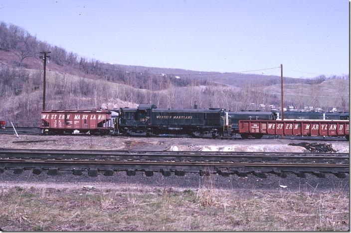 RS-3 187 switches a covered hopper of locomotive sand and a good looking mill gon. WM Ridgeley WV.