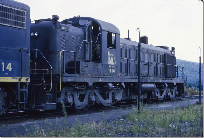 6-axle 1600 HP ALCos were ideal hump engines. This was the last RSD-4; they also had one RSD-5 numbered 1615. Bethlehem PA.