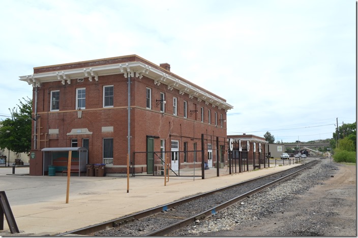 Looking east toward the yard. I’m not sure what the building is used for, but it is in excellent condition. AZER depot. Globe AZ.