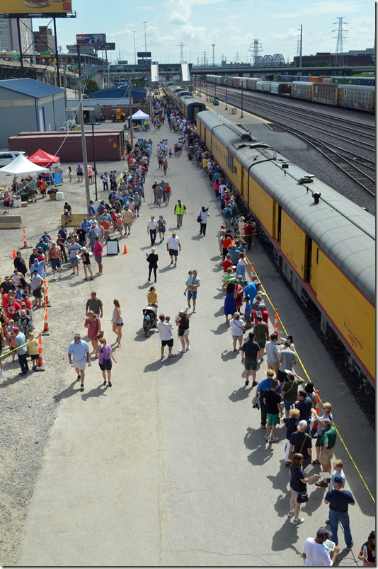 On the right is the long line for the multi-media exhibition car “Promontory”. UP 4014 Exhibition train.