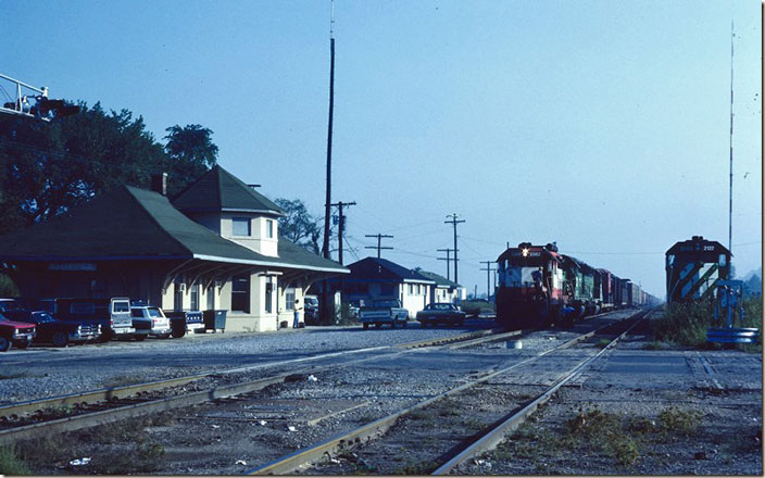 A southbound freight arrives behind ex-Frisco GP35 2562-6681-6672, and the new crew gets on board. This GP35 and two SD45s are all ex-Frisco. Chaffee MO.