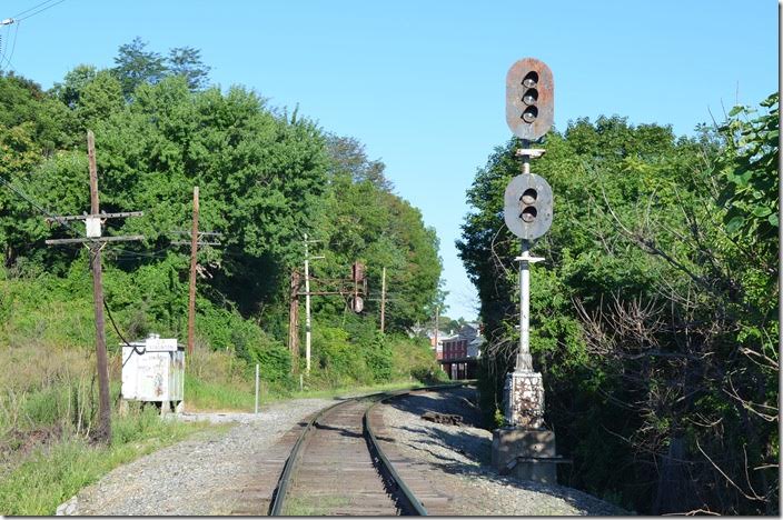 Unfortunately the westbound signal was never green!!! Buckingham Branch wb signal. Staunton.