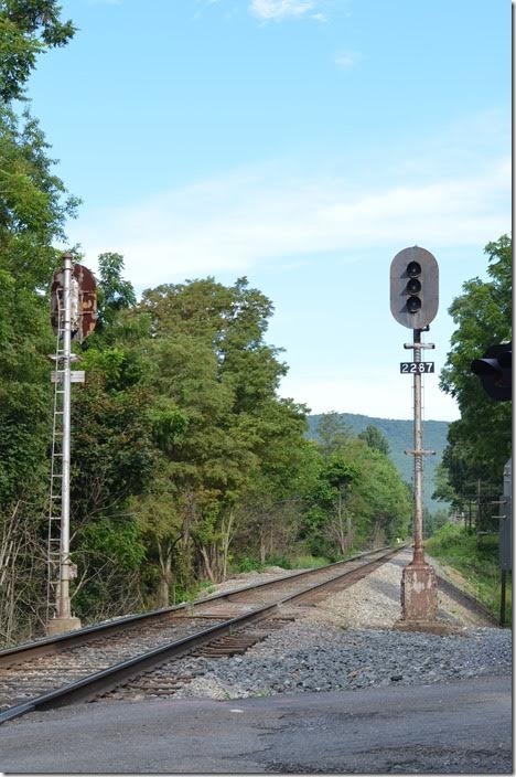 Same signals looking west. Former CSX North Mountain SD nee C&O Mountain SD. Buckingham Branch eb signal. Swoope.