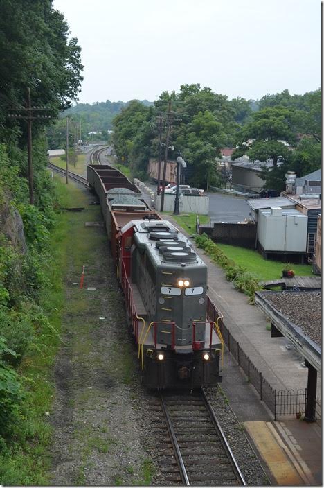 Buckingham Branch’s yard, dispatcher’s office and shop is in what is known as the “C&O Flats.” That’s the switch in the background. Buckingham Branch GP40 7. Staunton.