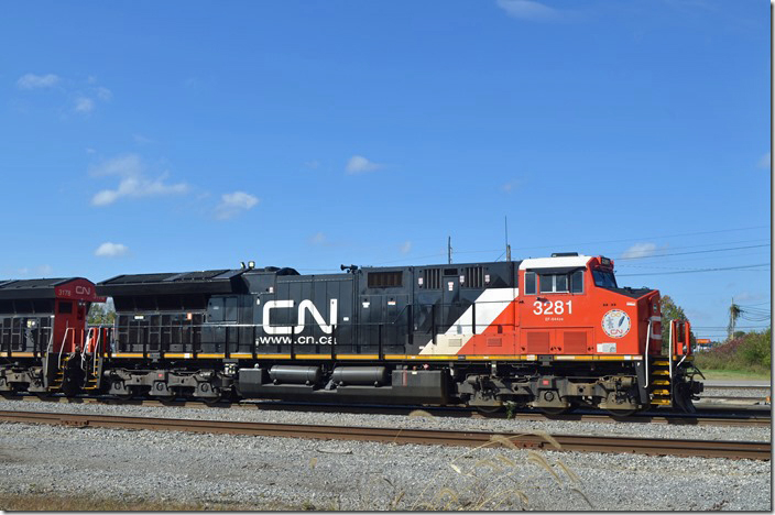 CN 3281 is a GE model ET44AC. Fulton KY.