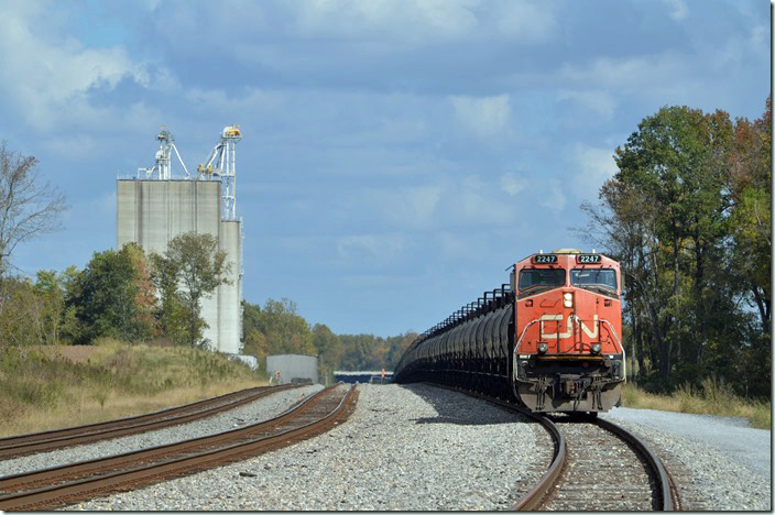 Down at South Oaks (Pierce Station on the DeLorme map) we find CN DPU 2247 on the rear of the ethanol train. Oaks TN.