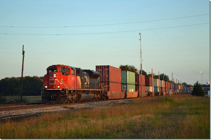 CN 8861 Q197 pulls past the fuel pad on the Cairo District main. That office trailer at the extreme right is the “Amshack”. At least the air condition was working and the rest rooms were clean. Fulton KY.