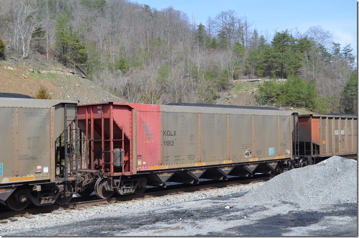 KGLX (PNCEF LLC) rapid discharge/rotary coupler hopper 1182. Esco KY (SV&E SD from Myra Mine). 03-21-2015.