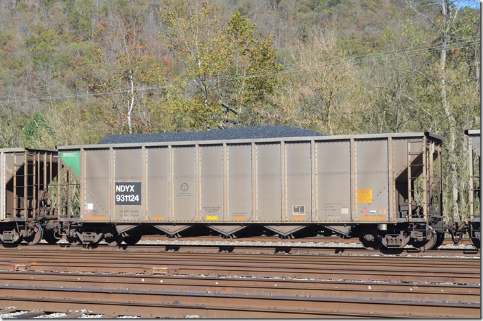 NDYX hopper 931124 is identical except built 04-2006. Lease hoppers are generally always equipped for rotary dumping or rapid discharge which offers flexibility to the power plants they haul to. Ex-HYWX 6022. Shelby KY.