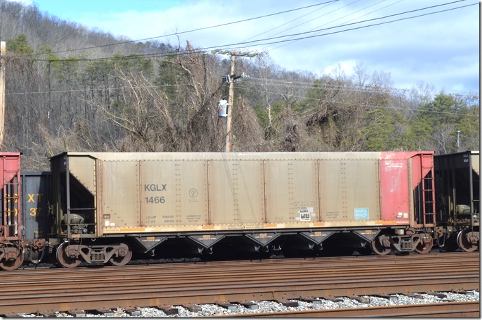 KGLX hopper 1466 belongs to Progress Rail Leasing Corp. It was built by Johnstown America 08-1999 with 236,500 load limit and a volume of 4300. Shelby KY on 01-01-2020.