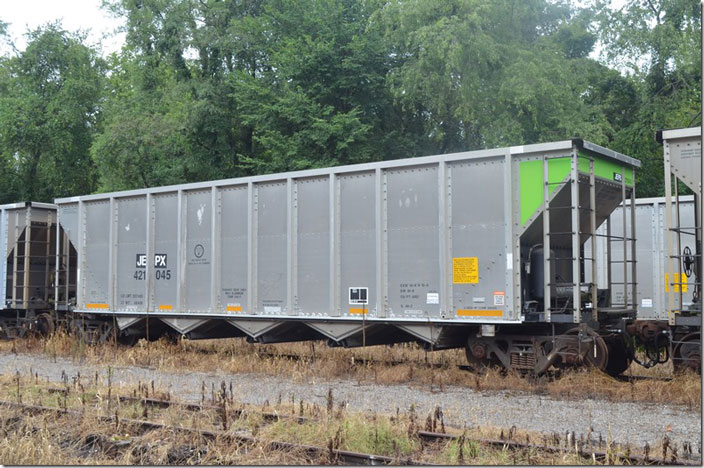 JEPX (Duke Energy Indiana) was built by Trinity 07-2007. This location is by the NS Cairo Br. (ex-Sou, nee-NYC) to the big Duke Energy (FKA Public Service of Indiana) power plant at East Mt. Carmel IN. My how these cars have managed to stay clean. CSX tubs make one trip and the whole train is “tagged.” JEPX hopper 421045 at Mt Carmel IL.