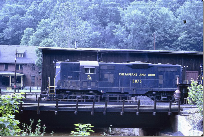 That’s the YMCA in the background. I suppose the yard office was in there, as it was in the later days. 06-20-1971. Big Coal, Cabin Creek SD.