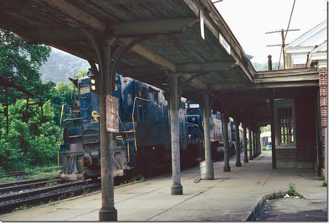 C&O 6096-7504 on e/b #192 passing Pikeville depot. 06-1978. Big Sandy SD.