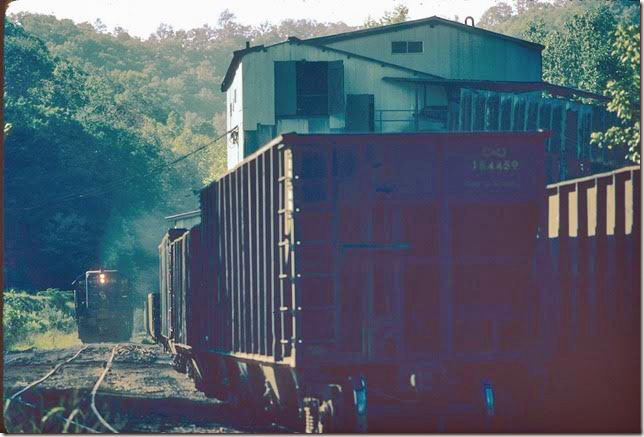 C&O 6191-6176 arrives at the tipple at Manton KY on the Stephens Branch SD to deliver more empties. 08-1981. All is gone now. Dawkins Middle Crk SD.