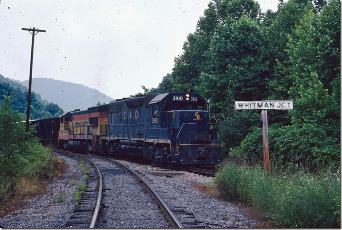 This train appears to be heading up the Whitman SD with empties, although I can’t imagine why I didn’t follow it for more shots. 3910-8227 have it under control on 06-17-1978. Back in the “roaring” ‘20s a cut of loaded hoppers got loose from a tipple up Whitman Creek. I don’t have the report handy, but the cars rolled down the steep branch at high speed and collided with a passenger train stopped here. There were fatalities. C&O Logan, Buffalo, IC SD.