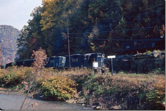 Extra 5863 West passes the east end of the empty car supply tracks for the Amhearst Coal’s No. 1 Plant at Braeholm. Becco was an acronym for Buffalo Eagle Coal Co. which evidently had a mine here at one time. 10-24-1977. C&O Logan, Buffalo, IC SD.