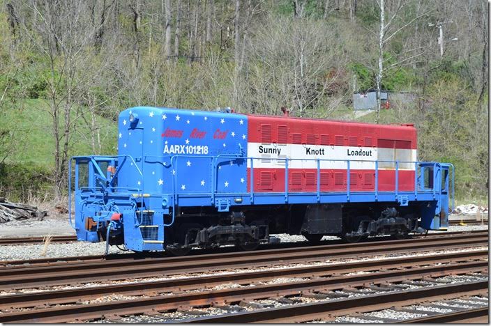 This engine arrived at the tipple in the early ‘80s when it was owned by National Mines Corp. James River Coal zombie 101218. View 2. Martin KY.