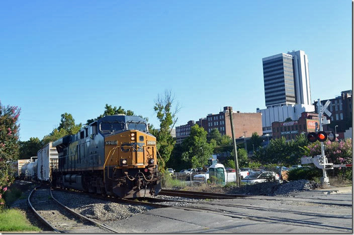 CSX 5216 departs Lynchburg with w/b Q303 after working Sandy Hook Yard. CSX 5216. Lynchburg VA.