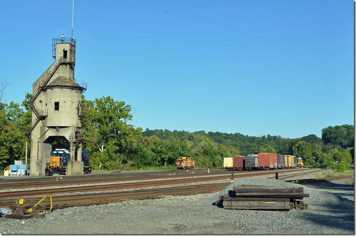 To our regret H744 disappears around the curve e/b as we show up at Sandy Hook Yard. CSX 2524. Lynchburg VA.