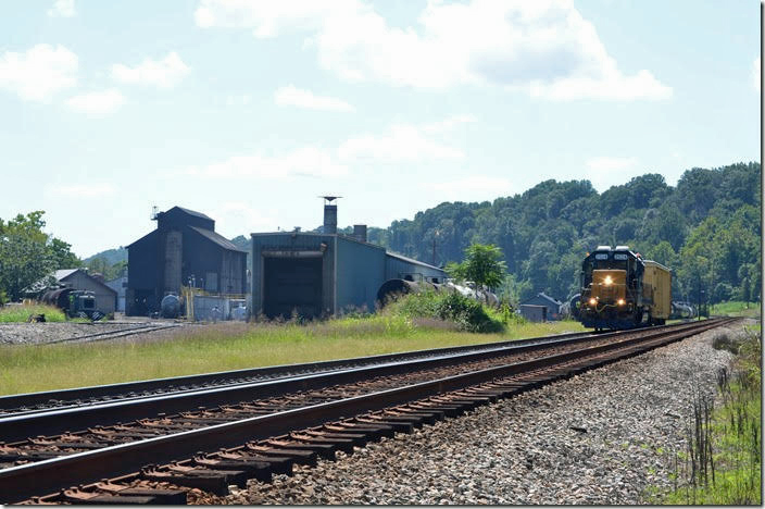 H744 switches Appalachian Tank Car Services at Reusens. CSX 2524. View 4. Reusens VA.