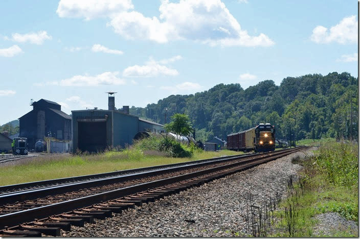 CSX 2524. View 5. Reusens VA.