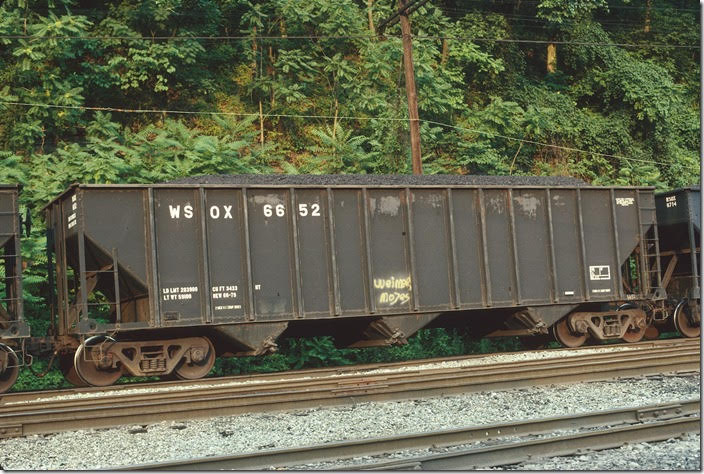 WSOX (UMP Leasing later Wisconsin & Southern Leasing) hopper 6652 Peach Creek KY. 07-24-1994. Blt Raceland 1979, UMP 6652. Later HLMX (Helm Financial) 6652.