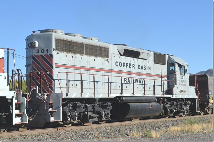 “GP40M-2” is ex-FURX, exx-CSX and SBD and nee-L&N. CBRY GP40M-2 301. Kelvin AZ.