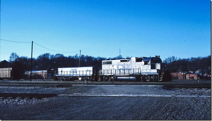 In the early morning CSX 2519-1021 work as a yard engine. CSX Corbin KY.