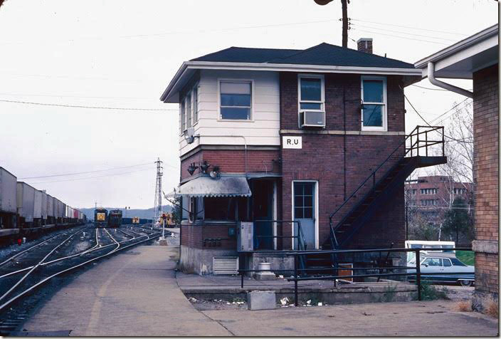 RU Cabin at the east end of Russell Yard. Those piggybacks are on No. 97 which has just arrived from Elkhorn City. RU Cabin.