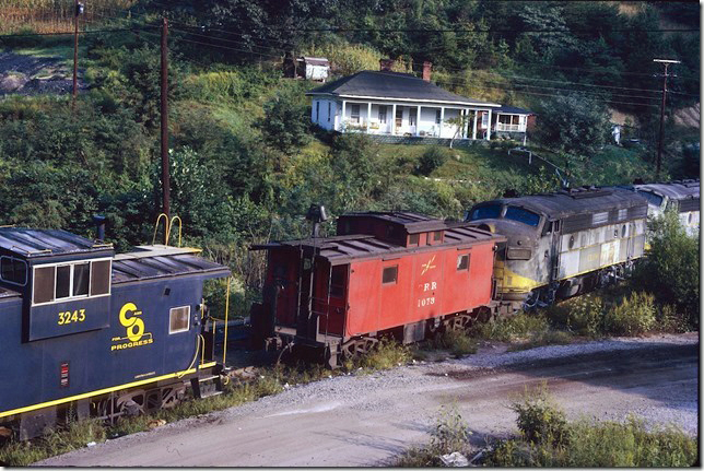 CRR 809 switches out cab 1073 for their train. The C&O’s manifest crews from Russell that laid over in Elkhorn City had assigned cabs, so you pretty much saw them every day. 09-05-1971.