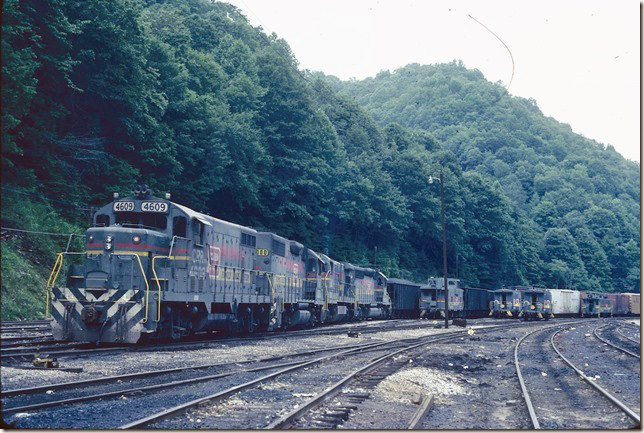 The Third Mine Run with “GP16” 4609-2000-L&N 7049-CRR 8129 arrive from the north with 46 loads. 08-08-1981. 4609 is a Tampa shop rebuild.