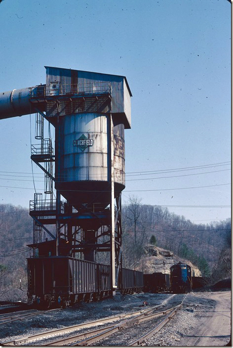 Clinchfield Coal’s GP7 923 works on the Greenbrier Branch at the Crooked Branch tipple. Raw coal loaded here was taken to the Moss 1 prep. plant to be cleaned. 03-28-1989.