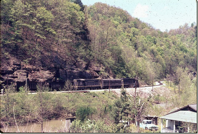 CRR 3018-869-909 have the Greenbrier Turn n/b near Delano VA. 05-04-1973.