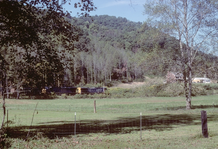 CSX C821 rolls through bucolic country at Stanfill.