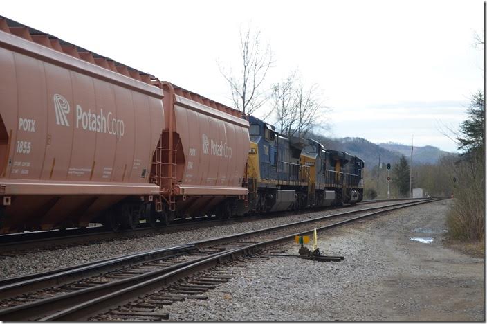 Clear signal at the east end of Shelby for K851-31. CSX 979-7772-7718. View 6. Shelby KY.