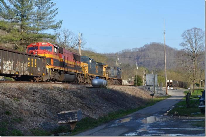 Q693 crosses over at Fords Branch to run up the main around the empty train for a crew change. The Kingsport crew is waiting. Frankly folks this much activity is a rarity anymore. CSX 118-201-KCS 3937. Fords Branch.