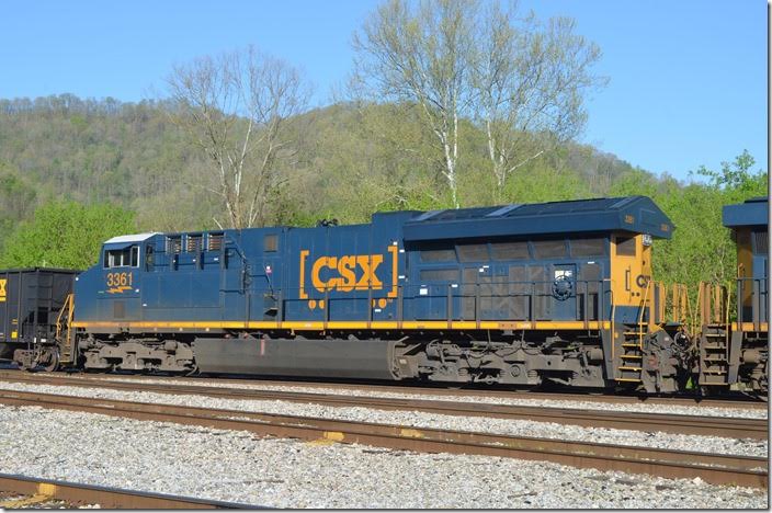 These new ET44AHs with all that radiator on the back are brutish. CSX ET44AH 3361. Shelby KY.