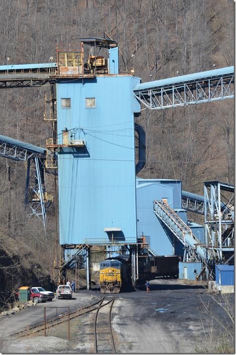 C860 arrives at Cambrian Coal’s mine at Myra. CSX 533-338-3297. Myra KY.