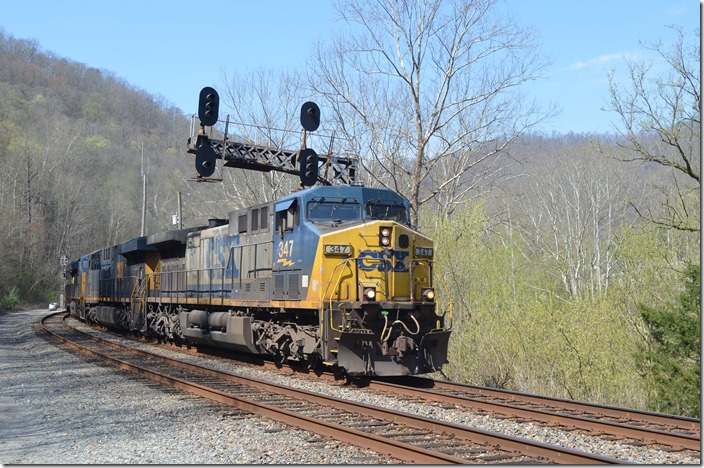 CSX 347-3162-3298-483 on e/b U903-17. FO Cabin KY. 03-28-2020.