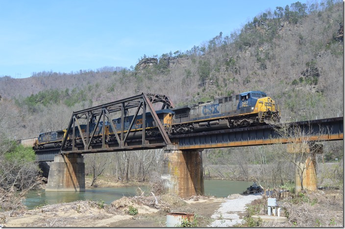 U903-27 is now mine run C870-28 heading southbound through Elkhorn City with 200 empty tubs for McClure Mine. We’re talkin’ about 4,913 tons and 10,330 feet of train. CSX 347-3162-3298-483. Elkhorn City KY.