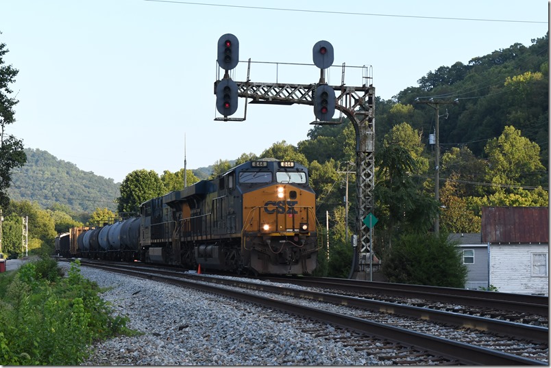 Late in the day, M652 gets underway at Fords Branch behind CSX 844-5297. M652 has 17 loads/46 empties, 3,664 tons and is 3,637 feet long.