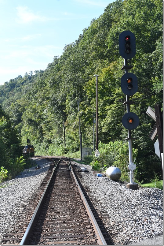 This medium approach signal at the west end of Marrowbone passing siding beckons a s/b McClure mine run that will pass through the siding around that n/b McClure in the distance. 09-03-2024. CSX Marrowbone WE. CSX 6342.